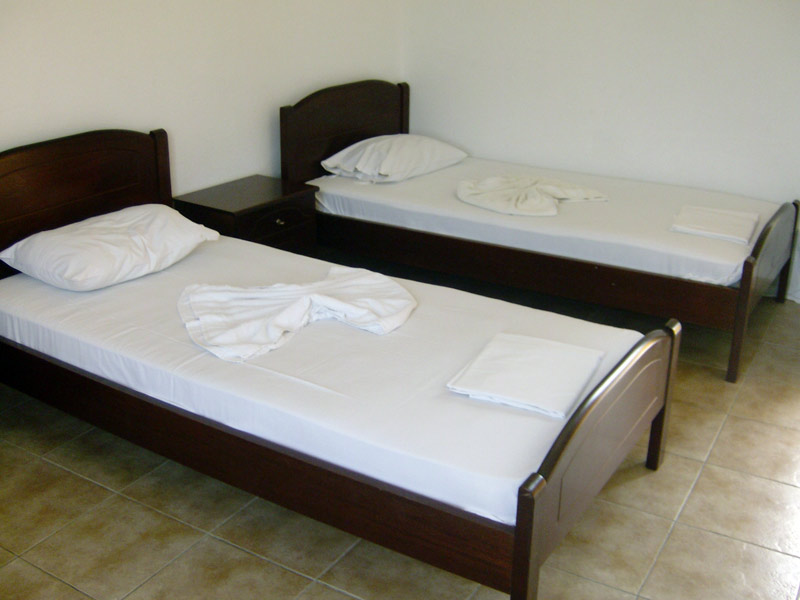 Ένα διαμέρισμα με μπαλκόνι και δύο κρεβάτια